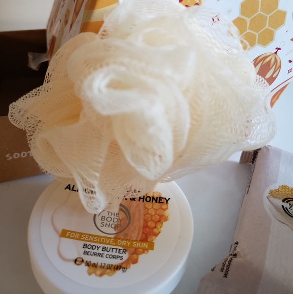 Brand New The Body Shop Bath Set - Picture 8 of 16